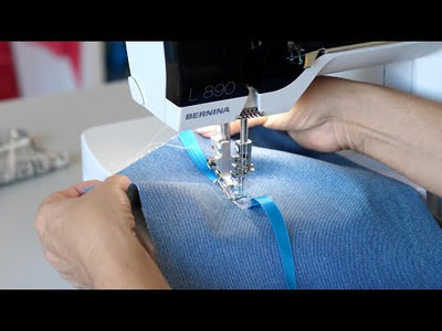 Anwendung des transparenten BERNINA Overlock-/Combostichfußes #C27