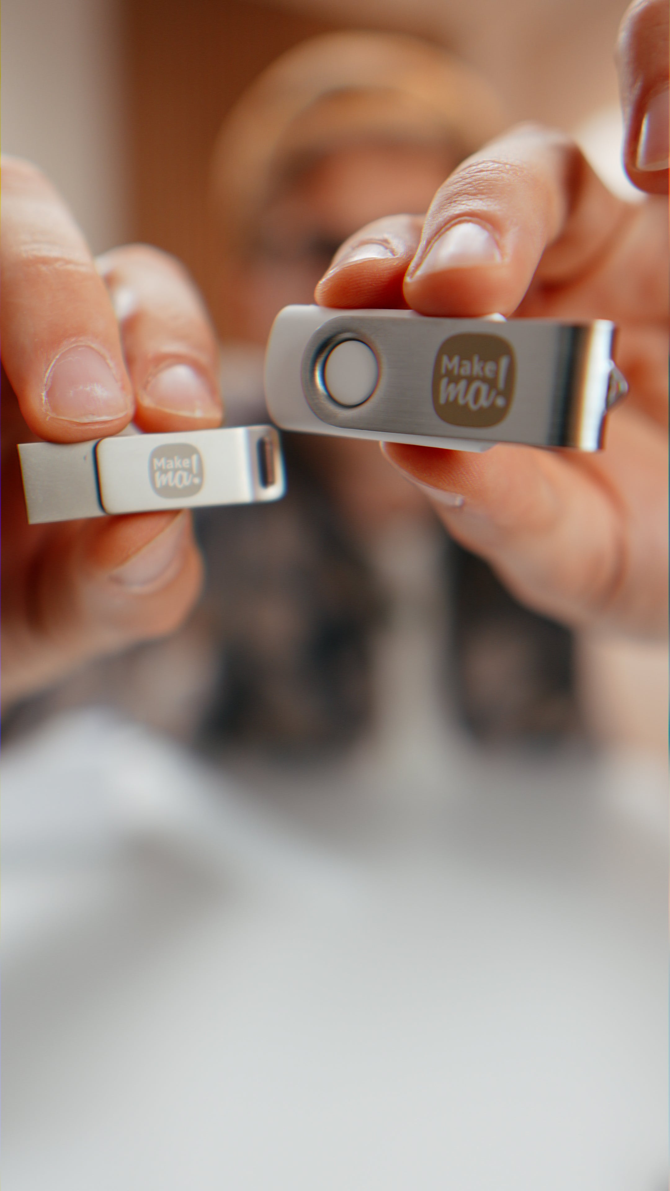 Video laden: USB Stick für Stickmaschinen mit USB A und neuem USB C Anschluss