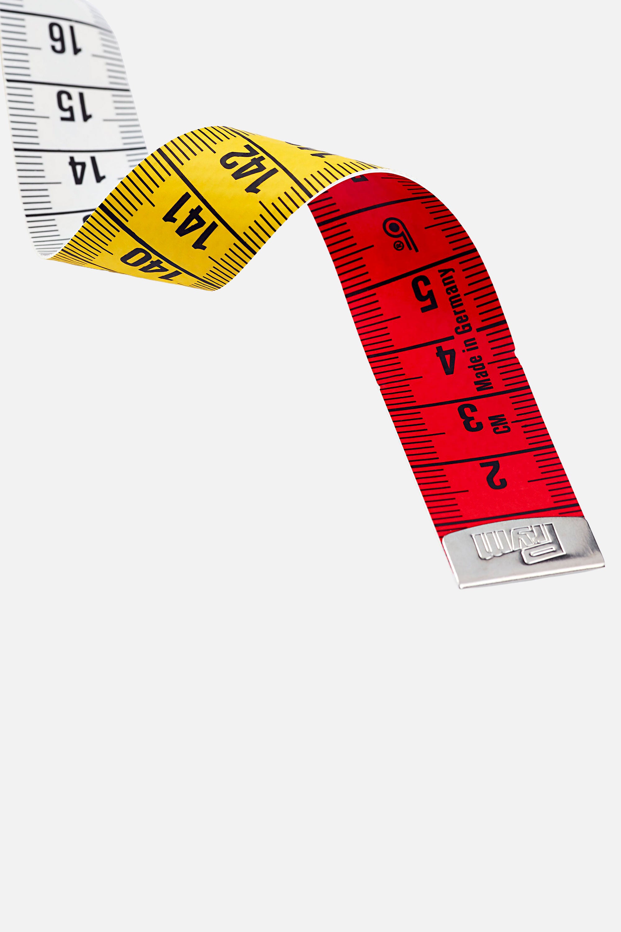 Prym Maßband „Color“ in Wellenform, gelbe Rückseite und rote Vorderseite mit cm-Markierungen, Metallendstück mit Prym-Prägung.