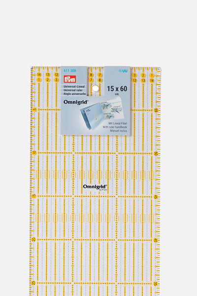 Detailansicht der Verpackung des Prym Omnigrid Universal-Lineals 15 × 60 cm mit Größenangabe und Aufhängeloch.