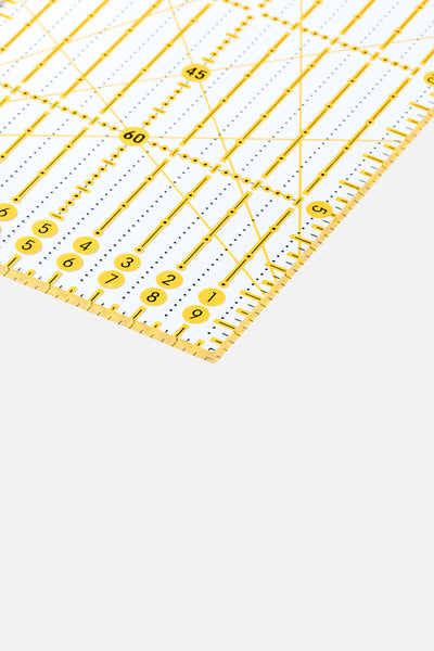 Nahaufnahme einer Lineal-Ecke mit Zentimeter-Skala, Rasterlinien und Winkelmarkierungen (u. a. 45°/60°) des Omnigrid Lineals.