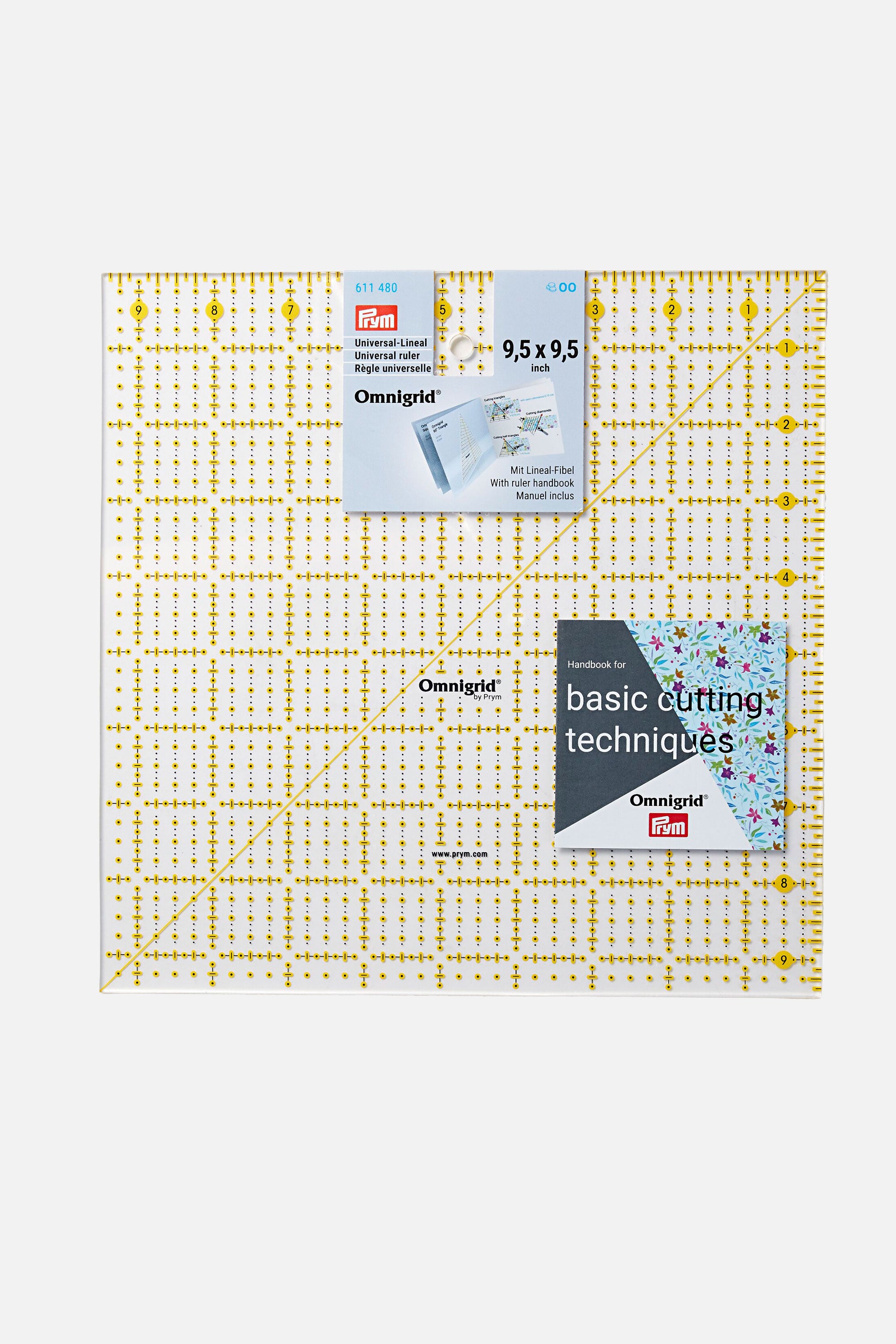 PRYM Omnigrid Universal-Lineal 9,5×9,5 inch in Verpackung, transparentes Patchwork-Lineal mit Inch-Raster und beiliegendem Handbuch.