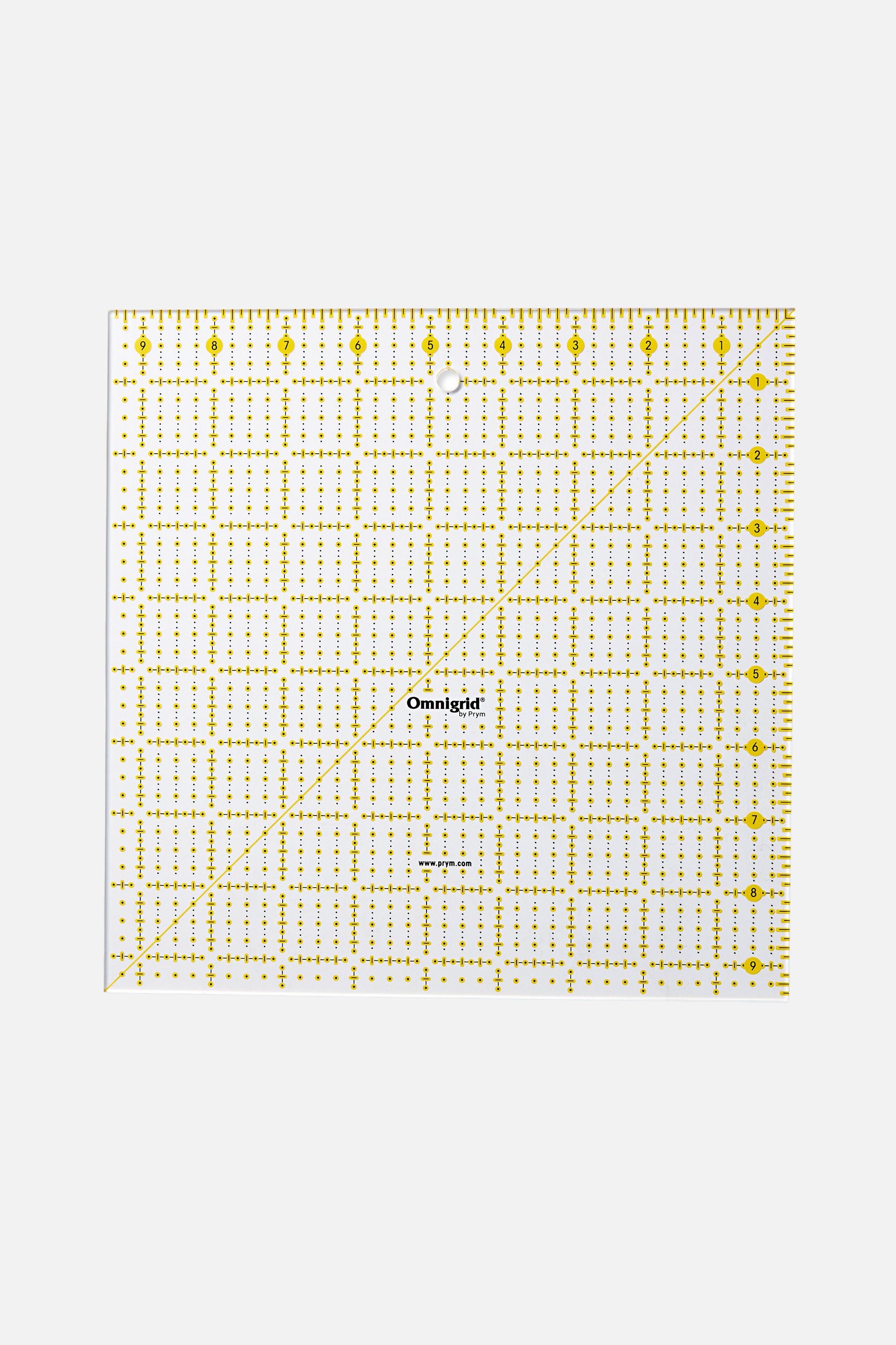Transparentes PRYM Omnigrid Universal-Lineal 9,5×9,5 inch mit gut lesbarer gelb/schwarzer Inch-Skala und diagonalem 45°-Winkel.