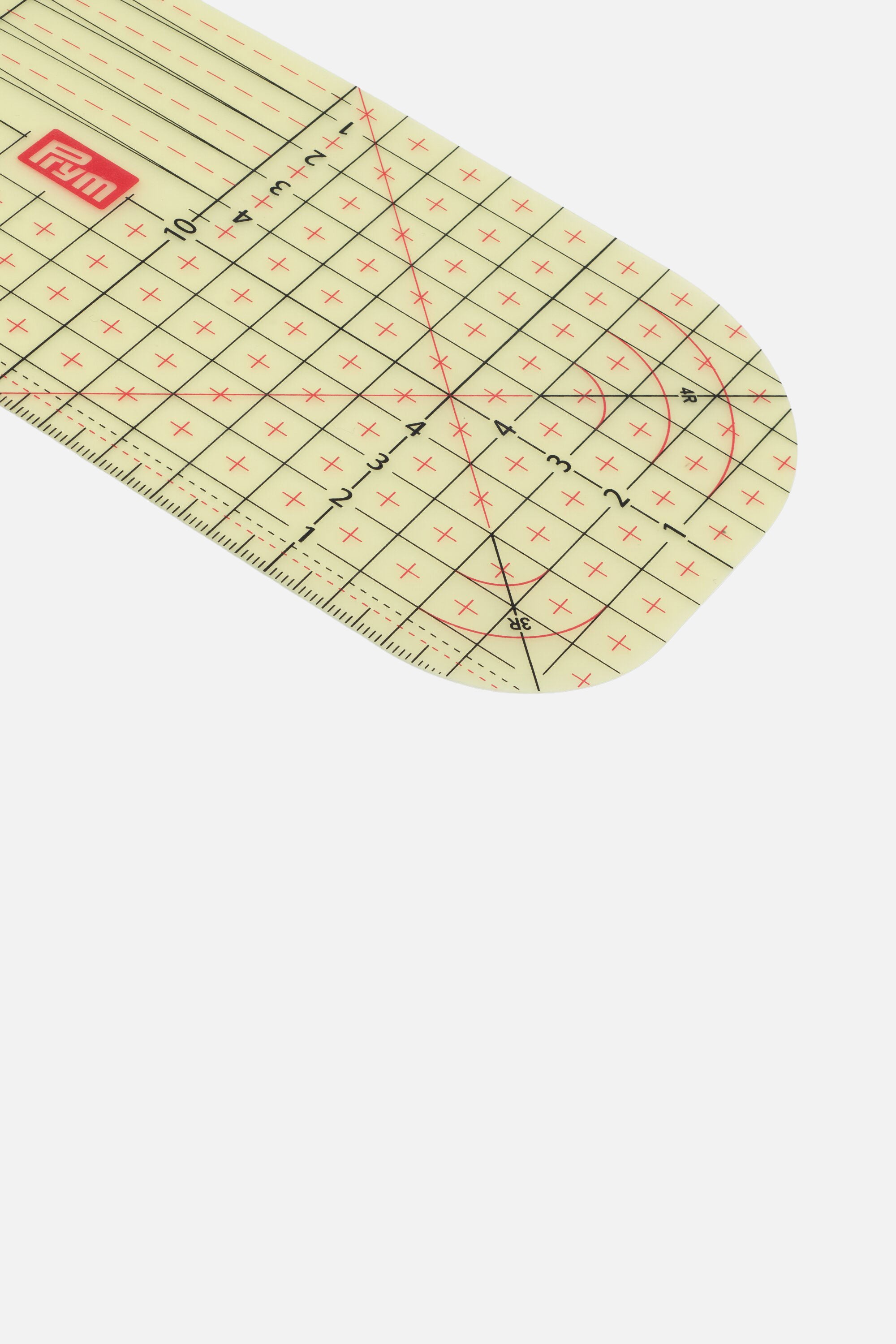 Detailansicht des Prym Bügellineals: Rundungsradien 3 cm und 4 cm sowie Rastermarkierungen für exaktes Bügeln.