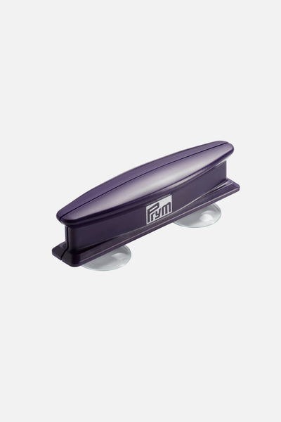 Prym Lineal-Halter in Violett mit zwei Saugnäpfen, freigestellte Produktansicht zur sicheren Führung von Patchwork- und Kunststofflinealen.