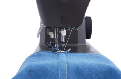 SINGER® Heavy Duty™ 4552 beim Nähen mehrerer Lagen Jeansstoff.
