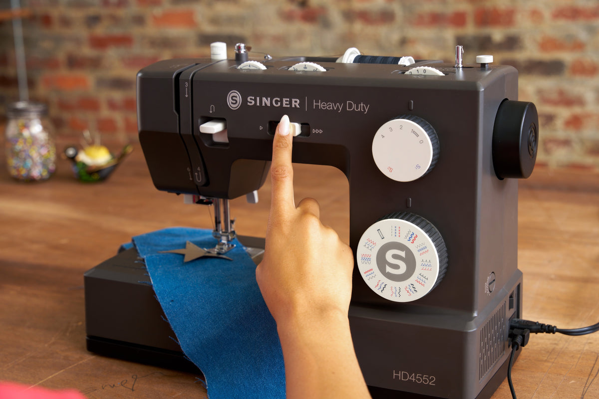 SINGER® Heavy Duty™ 4552 in einer kreativen Nähszene mit robustem Stoff.