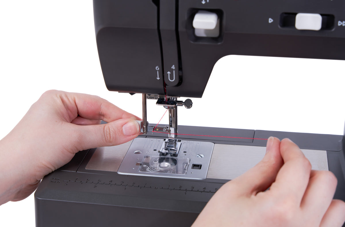 Integrierter Nadeleinfädler der SINGER® Heavy Duty™ 4552 im Nadelbereich.