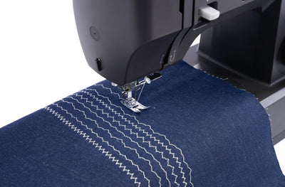 Stichbreitenregler und Stichauswahl der SINGER® Heavy Duty™ 4552 im Detail.
