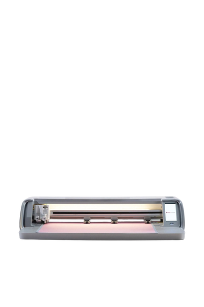 SINGER® MOMENTO™ Plotter 24" / – 60 × 60 cm in gerader Frontansicht, freigestellt ohne Bodenschatten