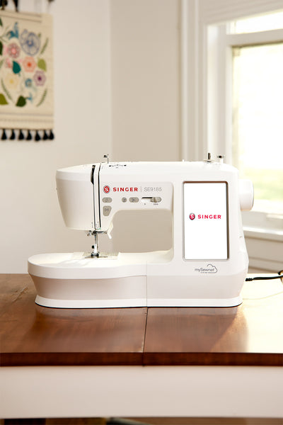 SINGER SE9185 Nähmaschine auf Tisch