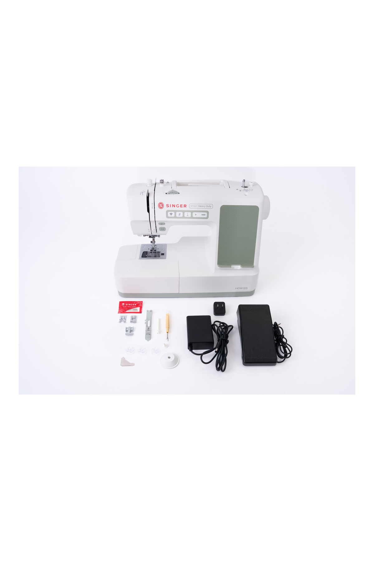 Lieferumfang der SINGER Smart Heavy Duty 9125 mit Nähfüßen, Spulen, Werkzeug, Netzteil und Fußanlasser.