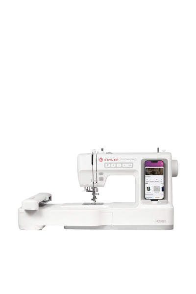 SINGER® Smart Heavy Duty™ 9125 Näh- & Stickmaschine inkl. 905E Stickeinheit in gerader Frontansicht, freigestellt ohne Bodenschatten