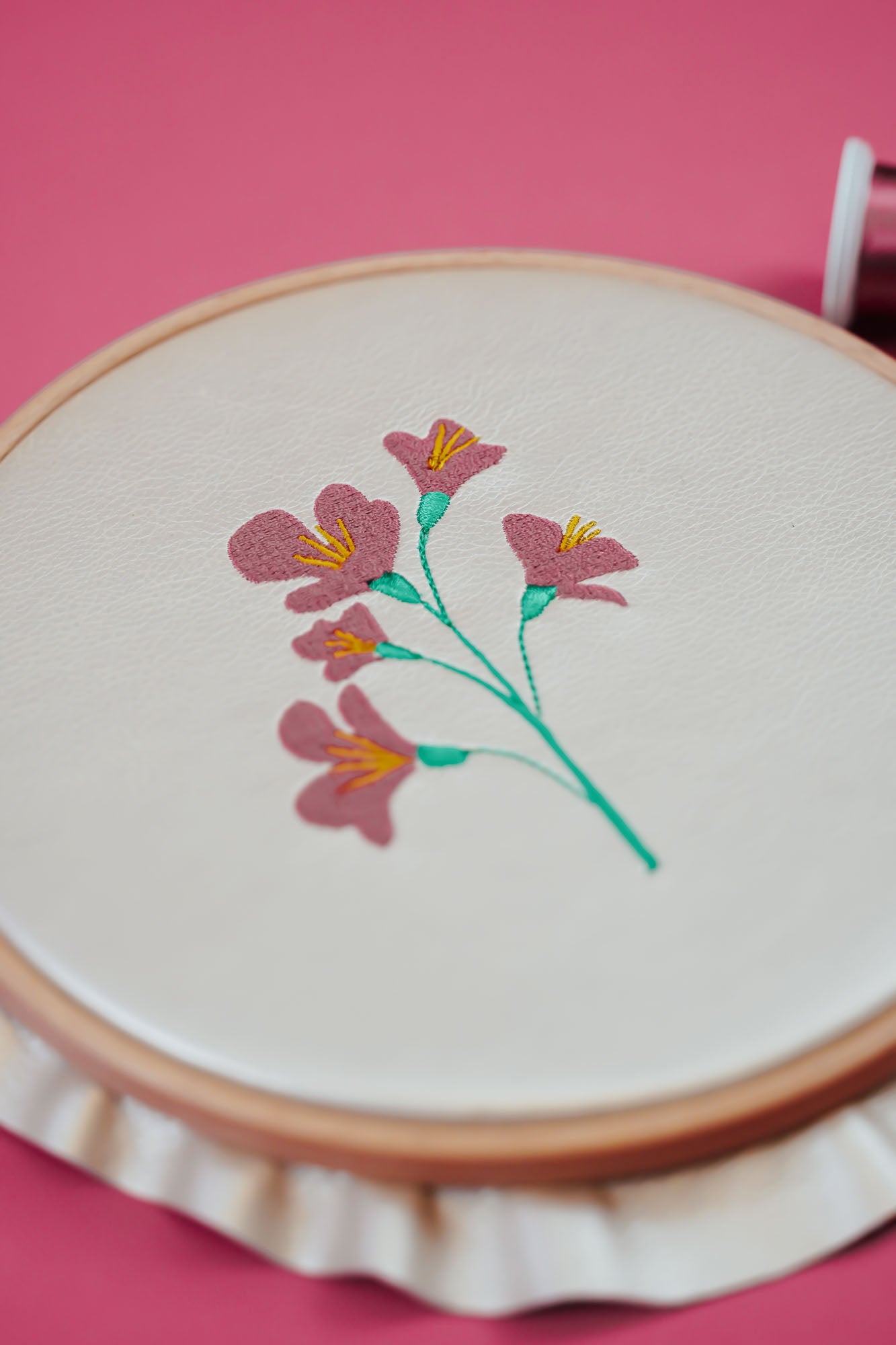Stickdatei »Blume« gestickt auf Kunstleder
