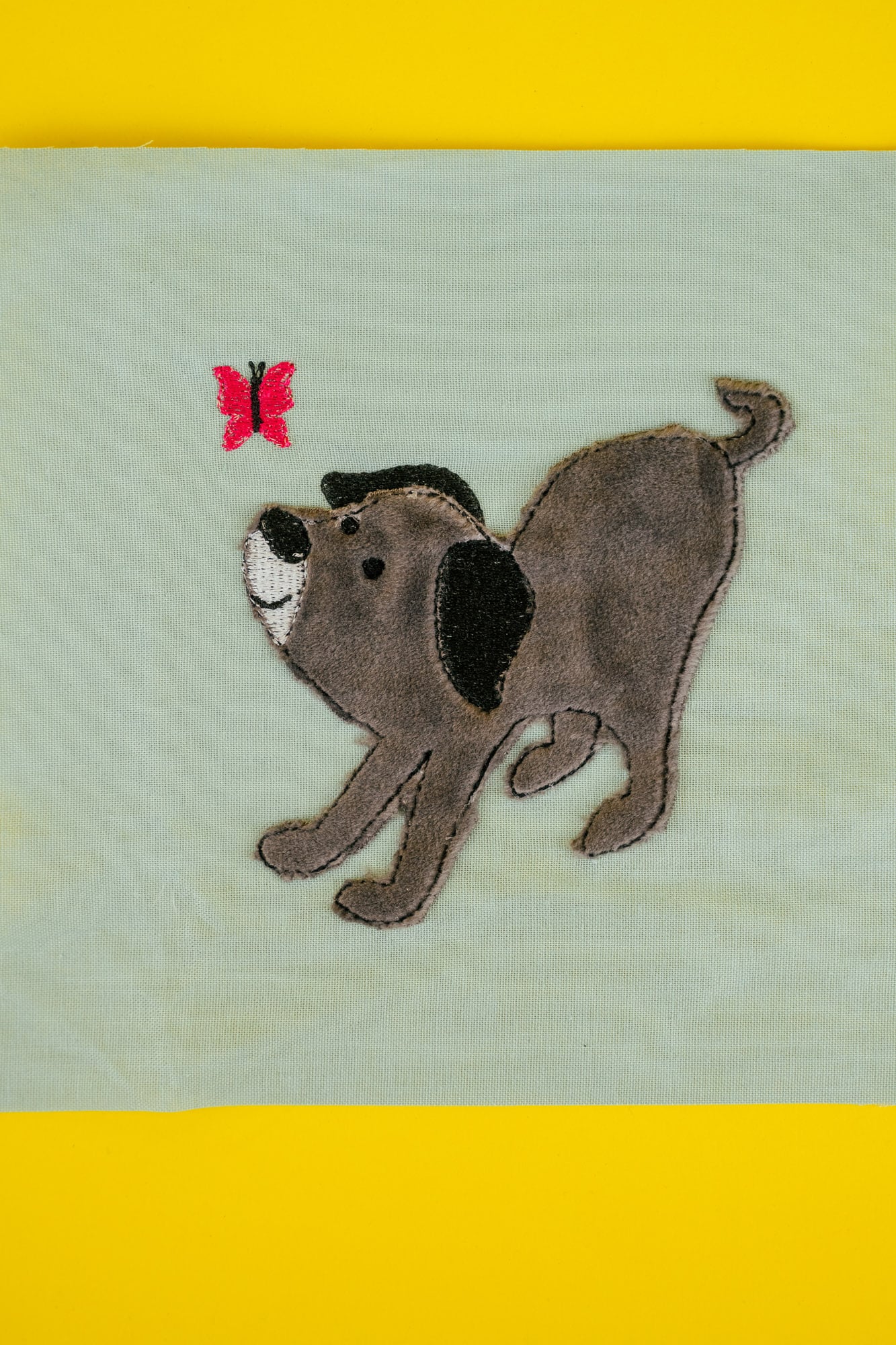 Hund Applikation mit Schmetterling