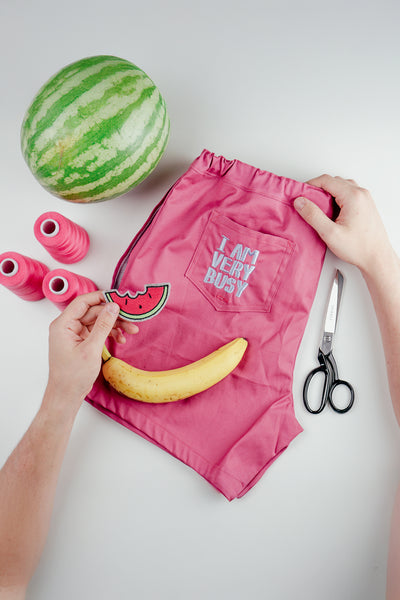 Stickdatei Schriftzug "I am very busy" auf Badehose