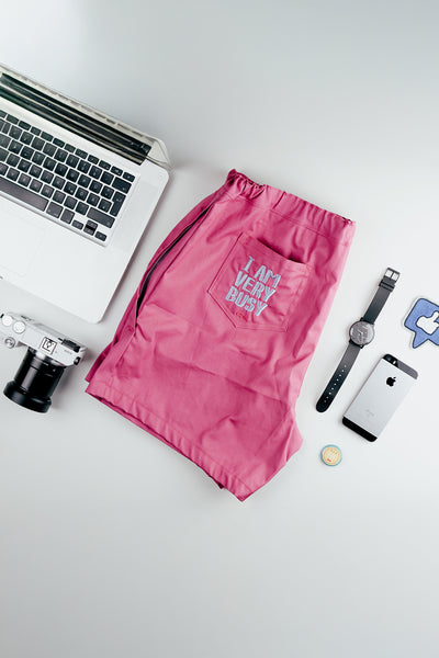 Stickdatei Schriftzug "I am very busy" auf Badehose