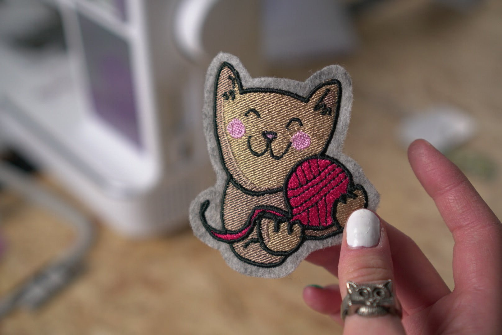 Stickdatei Katze mit Wollknäuel - Make ma!