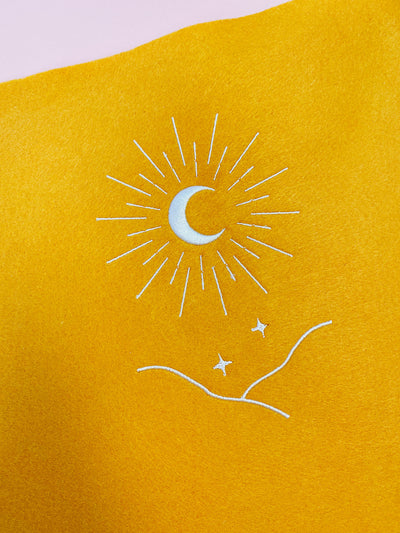 Stickdatei Mond mit Bergen wie eine Tarot Datei