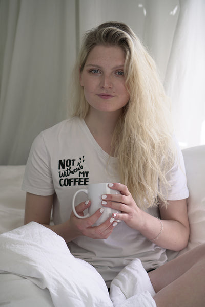 Stickdatei Marit mit Kaffee im Bett