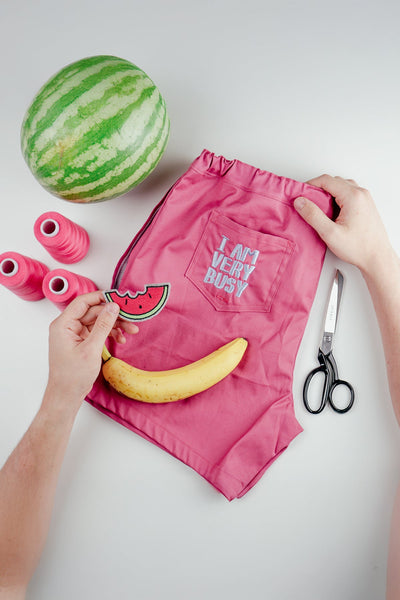 Stickdatei Schriftzug "I am very busy" auf Badehose