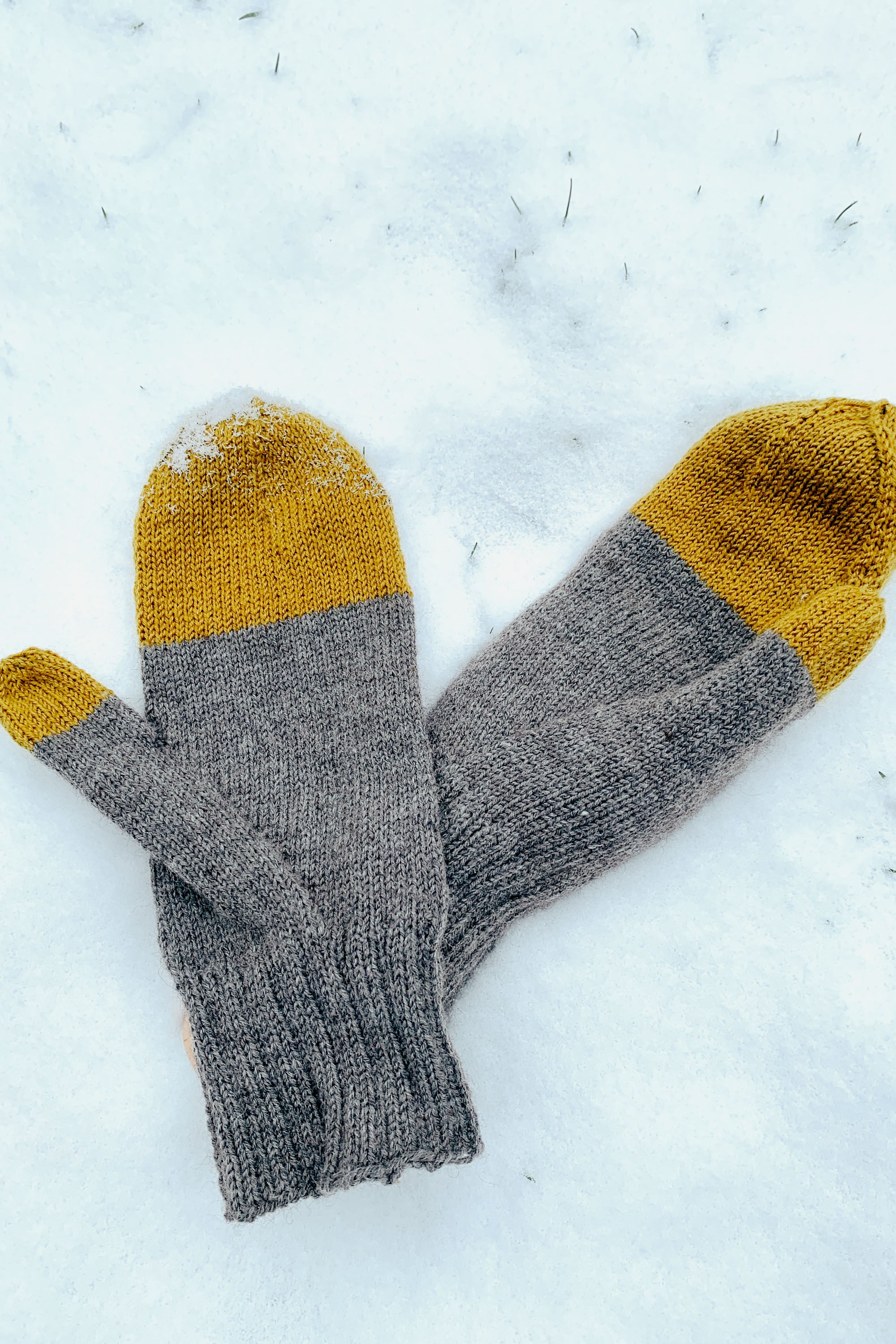 Mona – Strickanleitung Fäustlinge mit Daumen von sockshype.com 