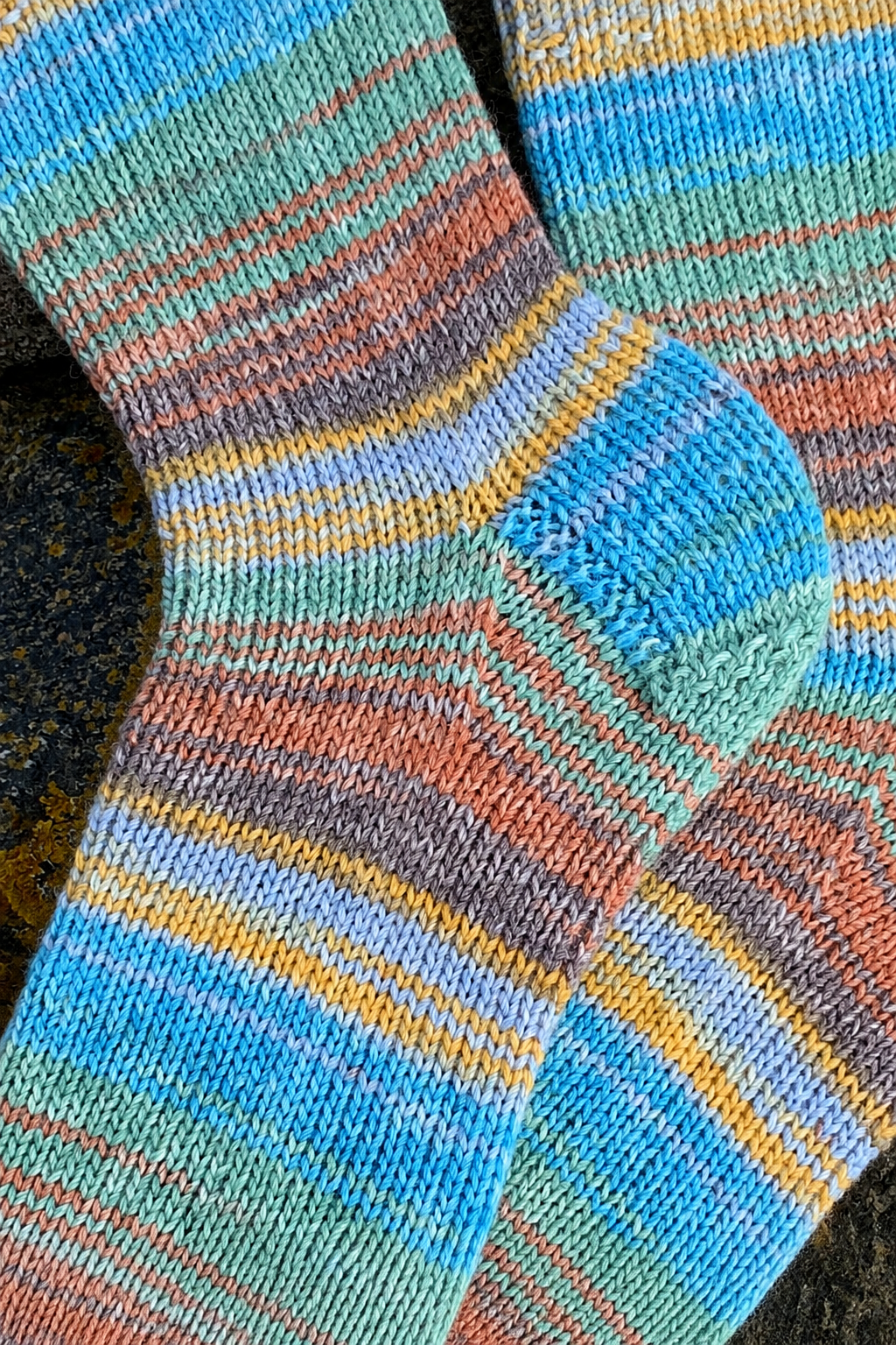 Detailansicht der Herzchenferse der Socken aus 6-fädigem Garn.