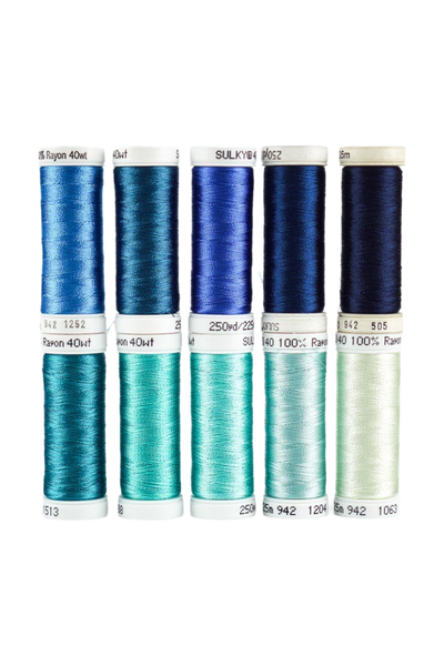 Dix bobines SULKY Rayon 40 Snap de la collection OCEAN, dans des nuances dégradées de bleu et de turquoise