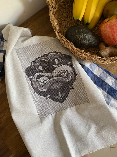 Stickdatei Bulldogge auf Geschirrtuch gestickt