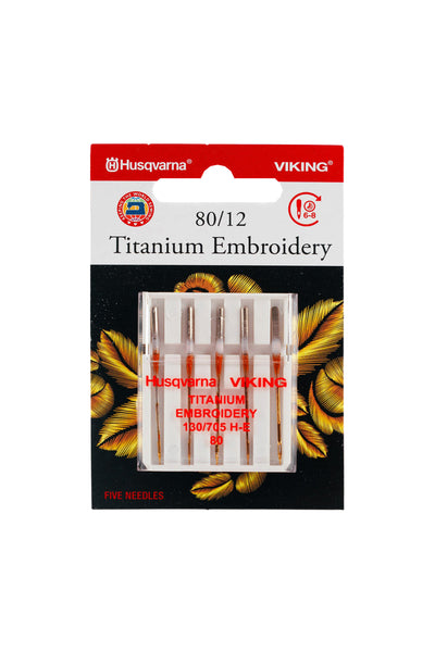 Husqvarna VIKING Titanium Sticknadeln in vollständiger Produktansicht, aufgehellt und sauber freigestellt mit transparenter Euroloch-Aussparung