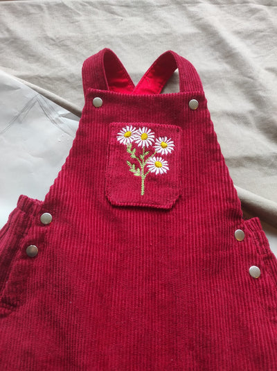 Stickdatei Wildblume auf eine Kinder-Kordhose gestickt