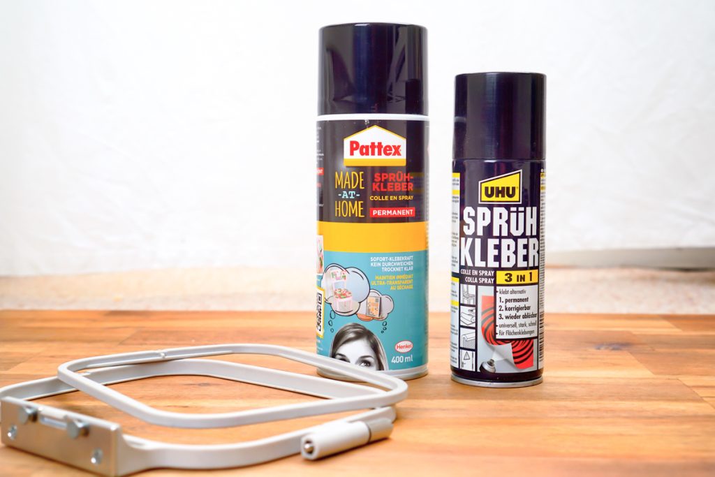 Fixierung des Stoffes zum Sticken mit Sprühkleber