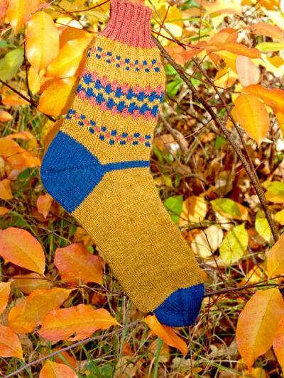 Gestrickte Socken im Herbst
