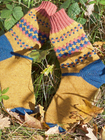 Selber gestrickte Socken im Herbst