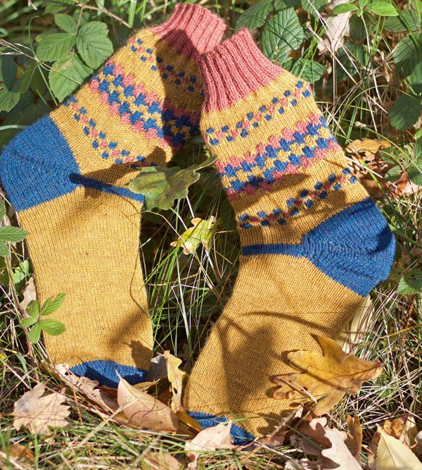 Selber gestrickte Socken im Herbst