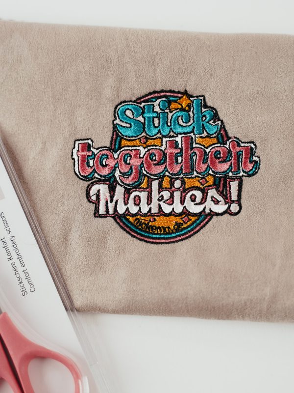 Stickdatei »Stick together Makies!«