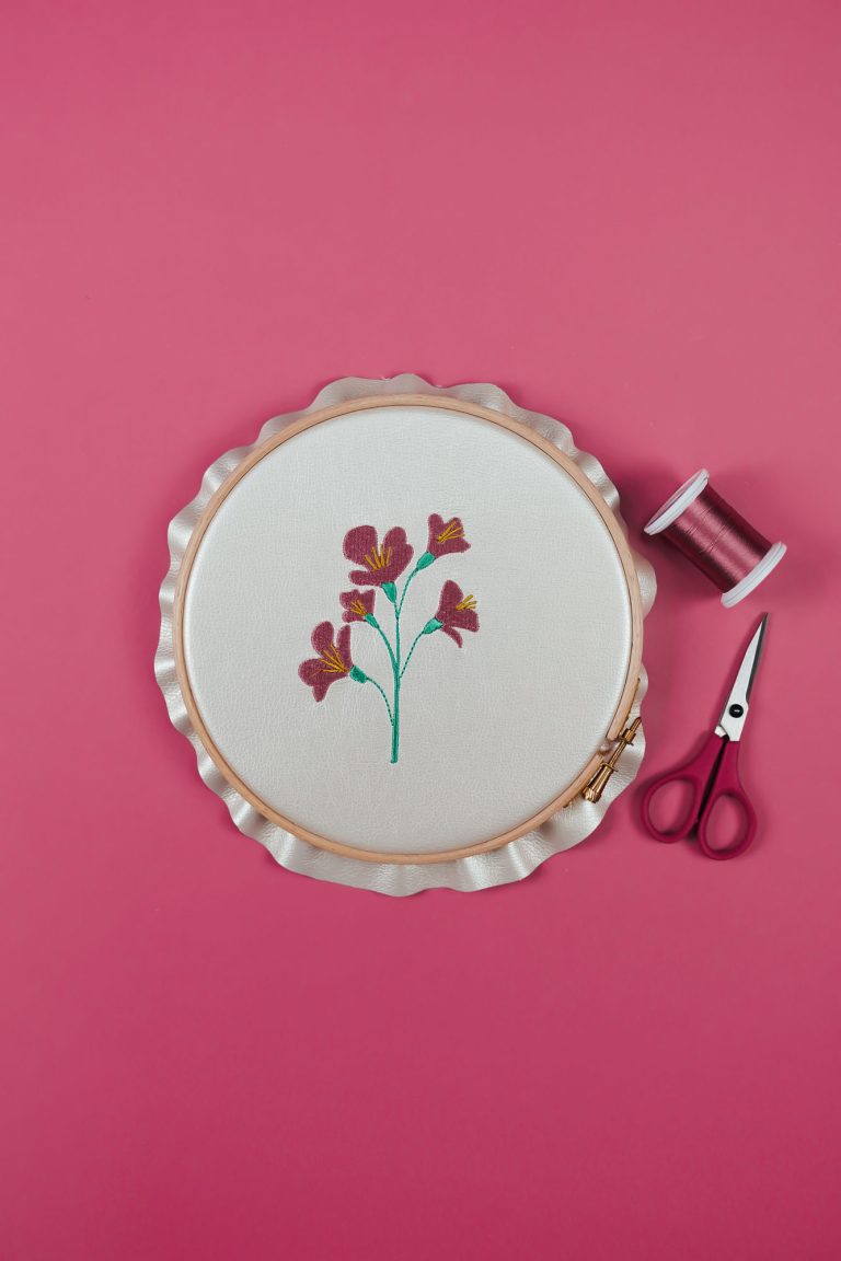 Stickdatei »Blume« gestickt auf Kunstleder