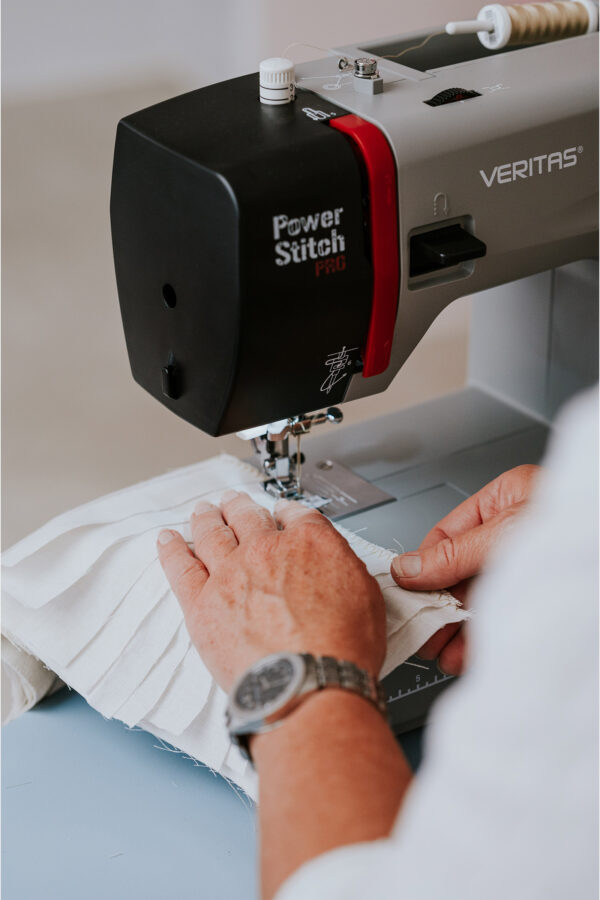 Die Nähmaschine VERITAS Power Stitch Pro näht auch mehrere Stofflagen mühelos dank des starken 90 W Motors